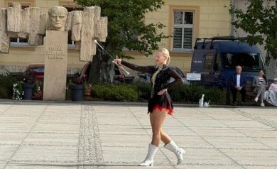 Dziewczyna ubrana w strój mażoretki podczas swojego występu.