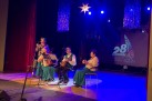 KONCERT. NA SCENIE MUZYCY GRAJĄ NA AKORDEONIE, TAMBURYNIE I MANDOLINIE. WOKALISTKA ŚPIEWA