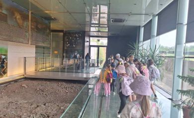 Dzieci zwiedzające wystawę w JuraParku w Krasiejowie. 