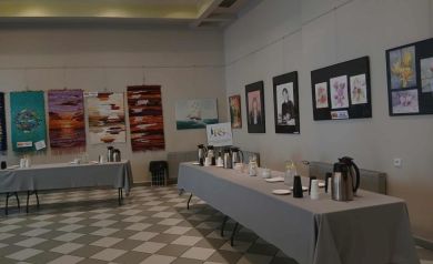 Zdjęcie przedstawia hol Strzeleckiego Ośrodka Kultury z przygotowanym poczęstunkiem.