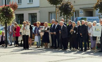 Uczestnicy 5. Strzeleckiego Święta Seniorów. Jedna z kobiet przemawia do mikrofonu.