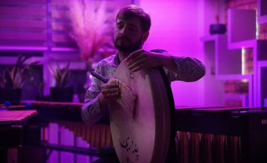 Muzyk grający na bandirze podczas koncertu na kameralnej scenie