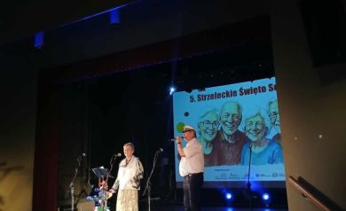 Kobieta i mężczyzna podczas występu na scenie.