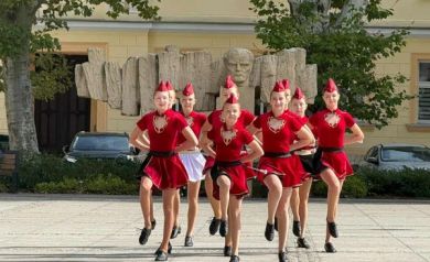 Na zdjęciu występ mażoretek na Placu Żeromskiego w Strzelcach Opolskich podczas 5. Strzeleckiego Święta Seniorów.