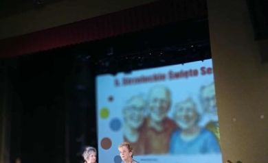 Na scenie dwie kobiety podczas występu teatralnego.