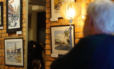 Mężczyzna oglądający z zaciekawieniem obrazy