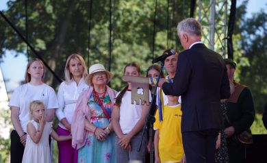 Przekazanie przez burmistrza kluczy do bram miasta delegacji reprezentującej wszystkich mieszkańców 