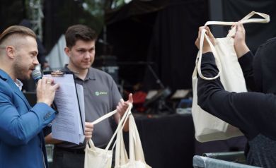Upominek dla publiczności od sponsora - PPO Przedsiębiorstwo Państwowe
