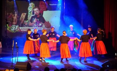 Występ taneczny na scenie Strzeleckiego Ośrodka Kultury w tle niebieskich świateł. 