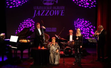 Ewa Bem z zespołem podczas swojego występu. 