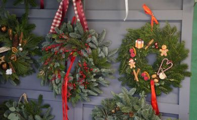 Na zdjęciu stroiki świąteczne. 