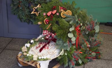 Na zdjęciu stroiki świąteczne. 