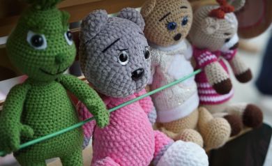 Na zdjęciu maskotki wykonane metodą szydełkowania. 