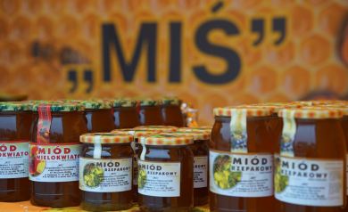 Na zdjęciu słoiki z miodami. 