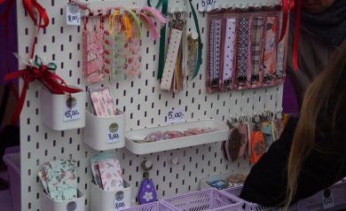 Zakładki sprzedawane podczas jarmarku. 