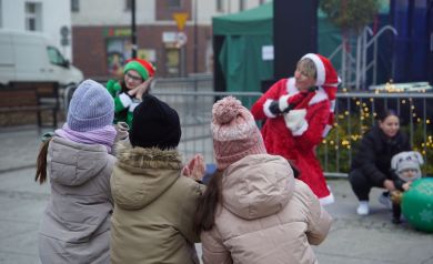 Na zdjęciu dzieci tańczące z animatorami. 