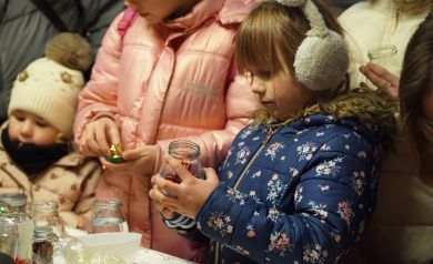 Dzieci podczas warsztatów z tworzenia kuli śnieżnej. 