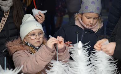 Warsztaty tworzenia choinek. Na zdjęciu widać dwie dziewczynki. 