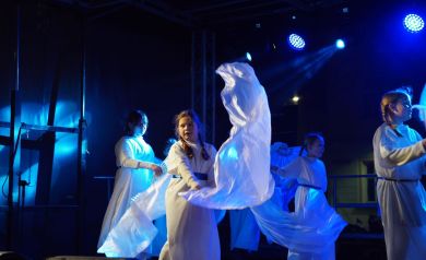 Taniec wykonywany przez dziewczęta w białych sukienkach. W dłoniach trzymają duże wachlarze. 