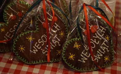 Duże, ozdobione serca z piernika. 