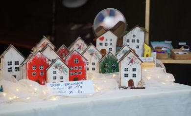 Domki drewniane sprzedawane podczas jarmarku świątecznego.