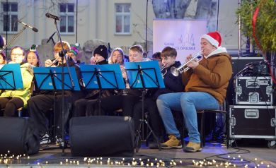 Występ orkiestry dętej podczas jarmarku świątecznego ,,Wioska Świętego Mikołaja'. 