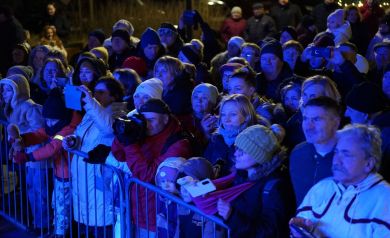 Publiczność słuchająca występu odbywającego się na scenie. 
