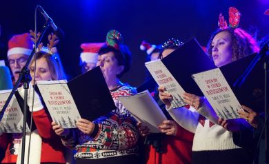 Występ chóru ratuszowego. Na zdjęciu kobiety z teczkami. W tle widać mężczyznę.