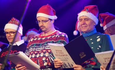 Występ chóru ratuszowego. Na zdjęciu trzej mężczyźni z teczkami w dłoniach. 