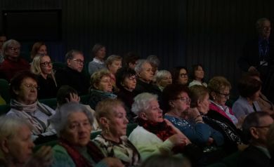 Na zdjęciu publika zebrana na Jubileuszu 80-lecia Miejskiej i Gminnej Biblioteki Publicznej w Strzelcach Opolskich.