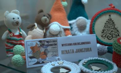 Wystawa kolekcjonerska Renaty Janczury. Na zdjęciu widać pluszaki i ozdoby szydełkowane.