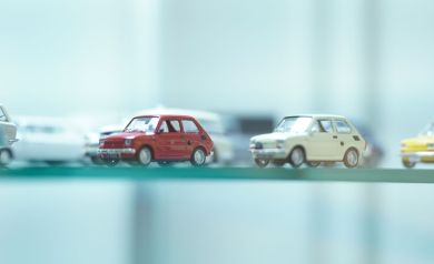 Na zdjęciu modele starych somochodów.