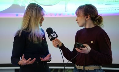 Na zdjęciu dwie kobiety podczas wywiadu.