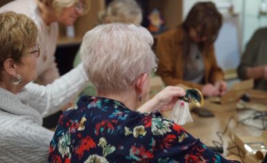 Kobiety w średnim wieku wykonujące ozdobne skrzaty.