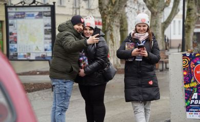 Kwestujący wolontariusze