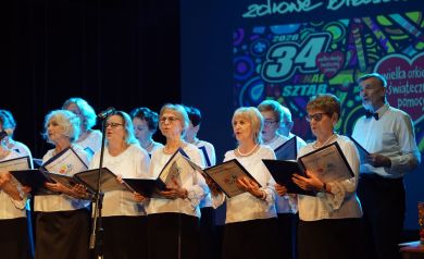 Na scenie śpiewa zespół Viva la Musica