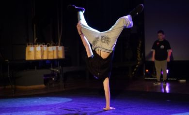 Tancerz breakdance stoi na jednej ręce