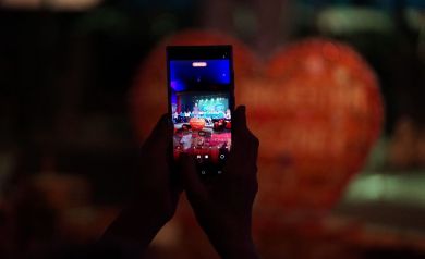 Zbliżenie na dłonie osoby filmującej występ