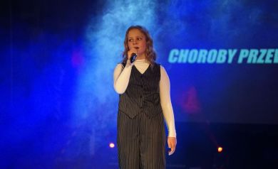 Wokalistka studia wokalnego SOK