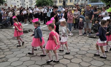 Dziecięca grupa taneczna biorąca udział w korowodzie.