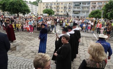 Przedstawiciele miasta w uroczystych strojach, dołączają do korowodu.