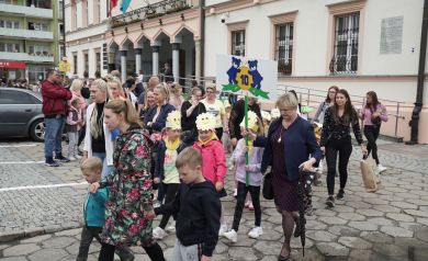 Korowód zmierzający do Parku Miejskiego im. Renardów.