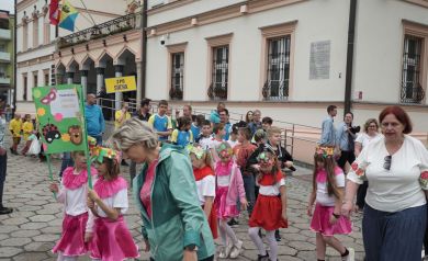 Korowód zmierzający do Parku Miejskiego im. Renardów.