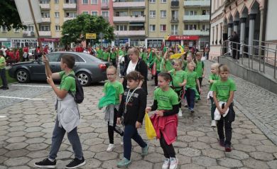 Uczniowie biorący udział w korowodzie.