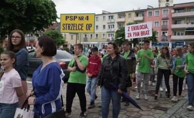 Korowód zmierzający do Parku Miejskiego im. Renardów.