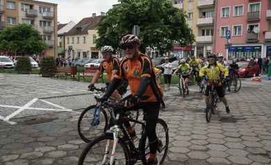 Rowerzyści biorący udział w korowodzie.