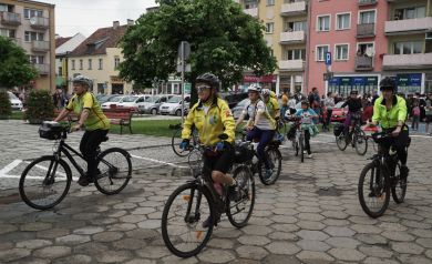 Rowerzyści biorący udział w korowodzie.