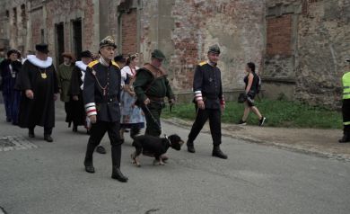 Korowód zmierzający do Parku Miejskiego im. Renardów.