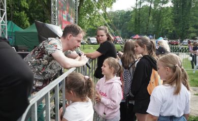 Konkurs dla dzieci z nagrodami. Prowadzący rozmawia z dziećmi.