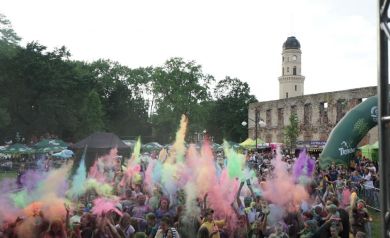 Eksplozja kolorów podczas koncertu DJ-a.